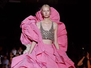 10 Baju Tergila di Paris Fashion Week 2019 yang Biking Geleng-geleng Kepala