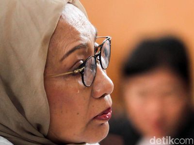 Potret Ratna Sarumpaet Menitikan Air Mata Saat Jalani Sidang