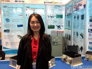 Penampakan SPG Cantik Asal China di Pameran Teknologi JIExpo