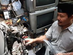 Bisnis Reparasi Tv Jadul Masih Eksis di Tengah Perkembangan Digital