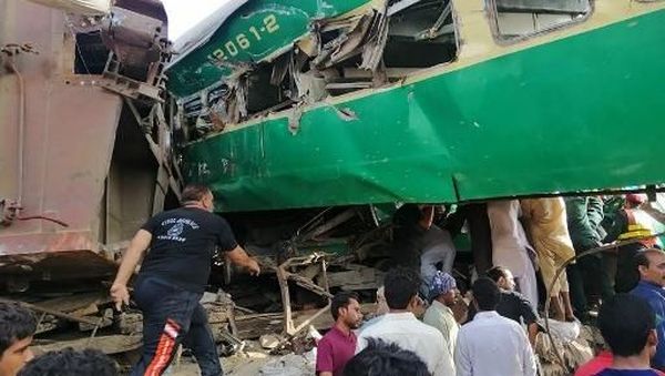 Begini Parahnya Tabrakan Kereta di Pakistan
