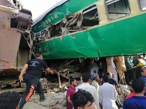 Begini Parahnya Tabrakan Kereta di Pakistan