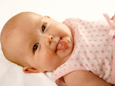 Memahami Alasan Bayi Sering Menjulurkan Lidah