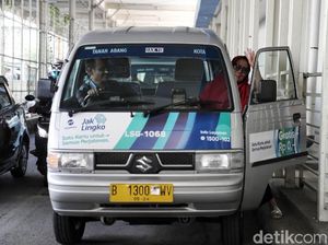 Viral Antrean Sebaris Warga Nunggu Angkot JakLingko, TJ Harap Jadi Budaya Viral Antrean Sebaris Warga Nunggu Angkot JakLingko, TJ Harap Jadi Budaya