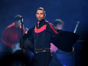 Penampilan Unik Adam Levine dengan Rambut Mohawk Dikepang Tempel Penampilan Unik Adam Levine dengan Rambut Mohawk Dikepang Tempel