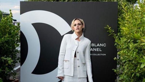 Dikabarkan Pacaran, Kristen Stewart dan Stella Maxwell Tampil Seksi di Paris