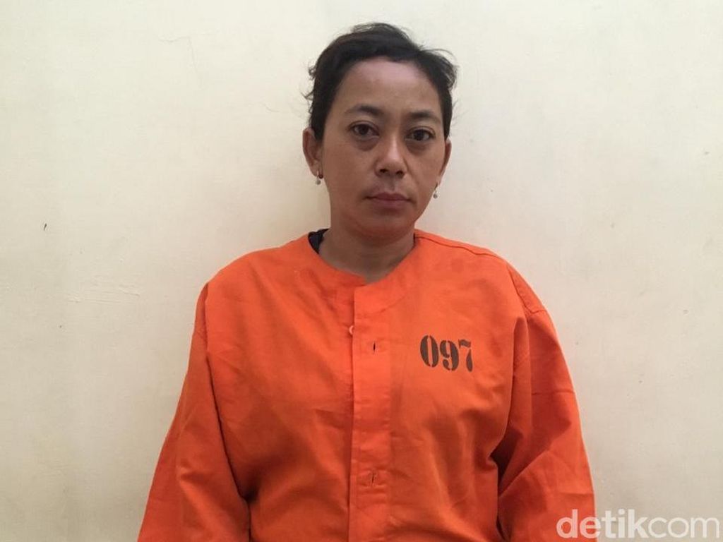 Emak-emak Pencopet Pengunjung Sidang di Pengadilan Bali Ditahan Polisi Emak-emak Pencopet Pengunjung Sidang di Pengadilan Bali Ditahan Polisi