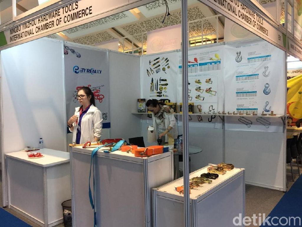 Keren, Penjaga Pameran Teknologi di JIExpo Fasih Berbahasa China Keren, Penjaga Pameran Teknologi di JIExpo Fasih Berbahasa China