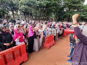 Potret Aksi Emak-emak Tolak Rekonsiliasi di Depan Rumah Prabowo