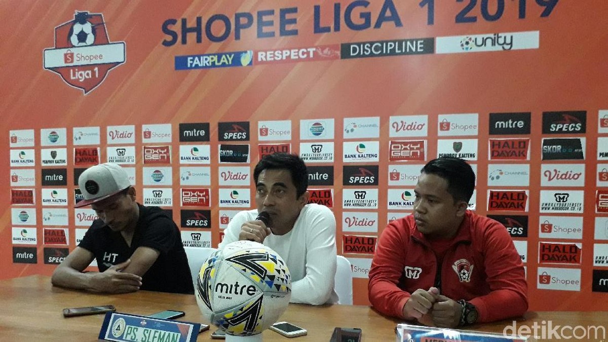 Pelatih PSS Sleman, Seto Nurdiyantoro (tengah) (Ristu Hanafi/detikSport)