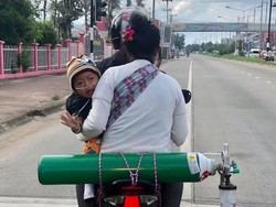 Kisah Haru Ayah Naik Motor 120 Km Bawa Tabung Oksigen Demi Anak Tetap Hidup