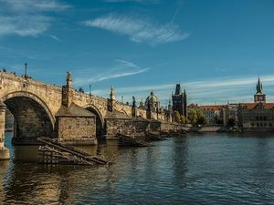 Jembatan Romantis di Praha, Charles Bridge