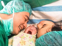 Kegembiraan Chef Arnold Sambut Kehadiran Putranya, Arthur Miles Poernomo