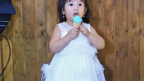 Cantik Kayak Princess, Begini Gaya Anak Nindy Kalau Lagi Ngemil