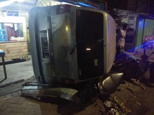 Sebuah MPV di Sidoarjo Tabrak Warung Usai Tabrak 3 Kendaraan