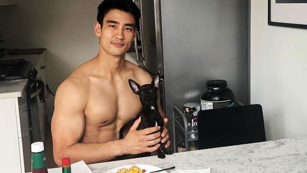 Kekar Berotot, Begini Gantengnya Alex Landi Saat Selfie di Dapur
