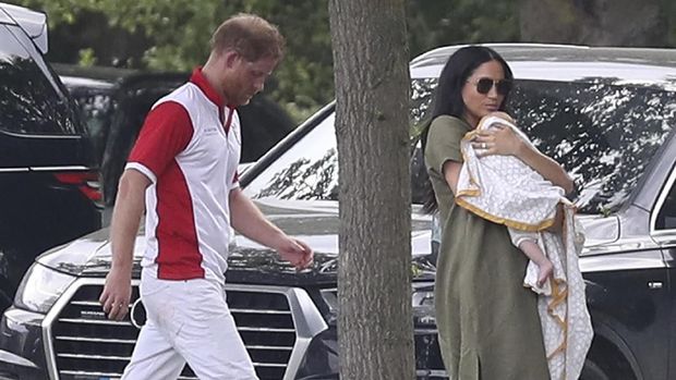 Meghan Markle Dikritik Gara-gara Caranya Menggendong Archie