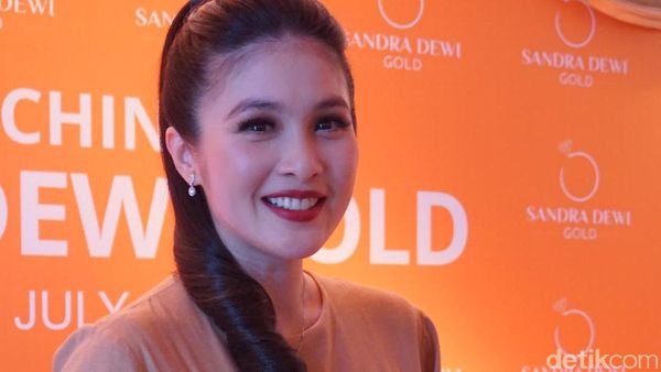 Foto: Hamil 8 Bulan, Sandra Dewi Cantik Bergaun Emas