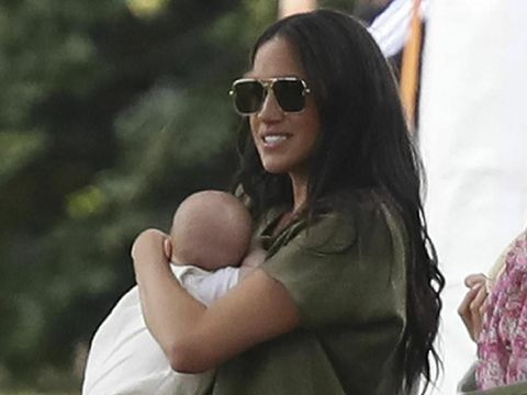 Meghan Markle Dikritik Gara-gara Caranya Menggendong Archie