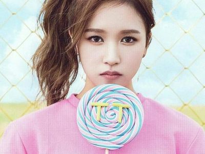 Ini Momen Mina Twice Saat Kulineran Bersama Teman