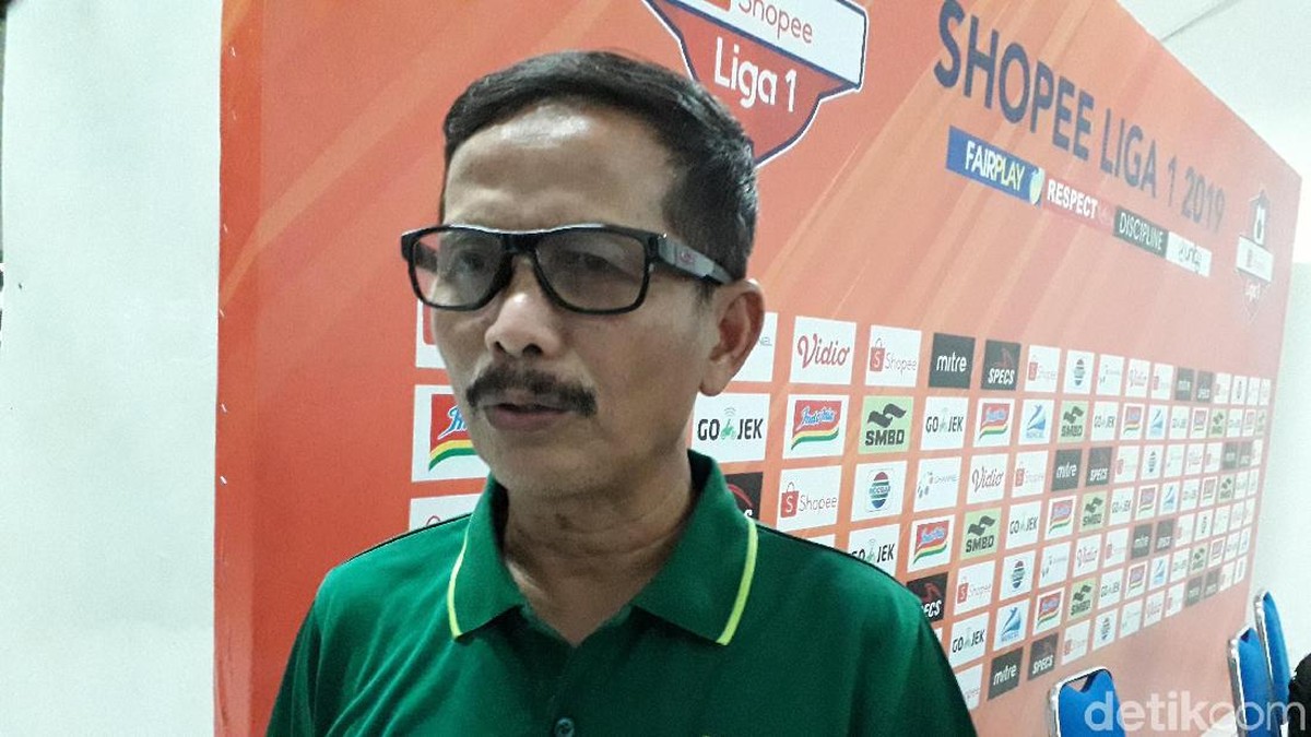 Djajang Nurjaman menilai Persebaya kalah dari PSM 1-2 karena pertahanannya longgar. (Foto: Ristu Hanafi/detikcom)