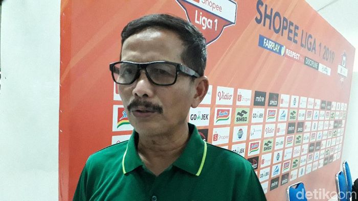 Djajang Nurjaman menilai Persebaya kalah dari PSM 1-2 karena pertahanannya longgar. (Foto: Ristu Hanafi/detikcom) Djajang Nurjaman menilai Persebaya kalah dari PSM 1-2 karena pertahanannya longgar. (Foto: Ristu Hanafi/detikcom)