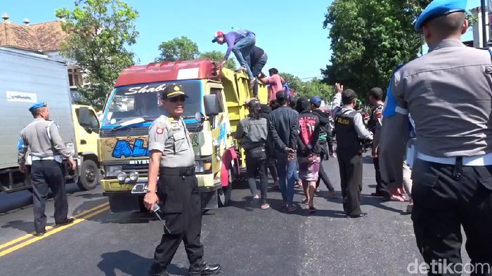 Bonek diamankan kepolisian di Rembang, Jawa Tengah. (Arif Syaefudin/detikSport) Bonek diamankan kepolisian di Rembang, Jawa Tengah. (Arif Syaefudin/detikSport)