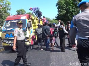Polisi Jaring Ratusan Bonek yang Lintasi Pantura Rembang Polisi Jaring Ratusan Bonek yang Lintasi Pantura Rembang