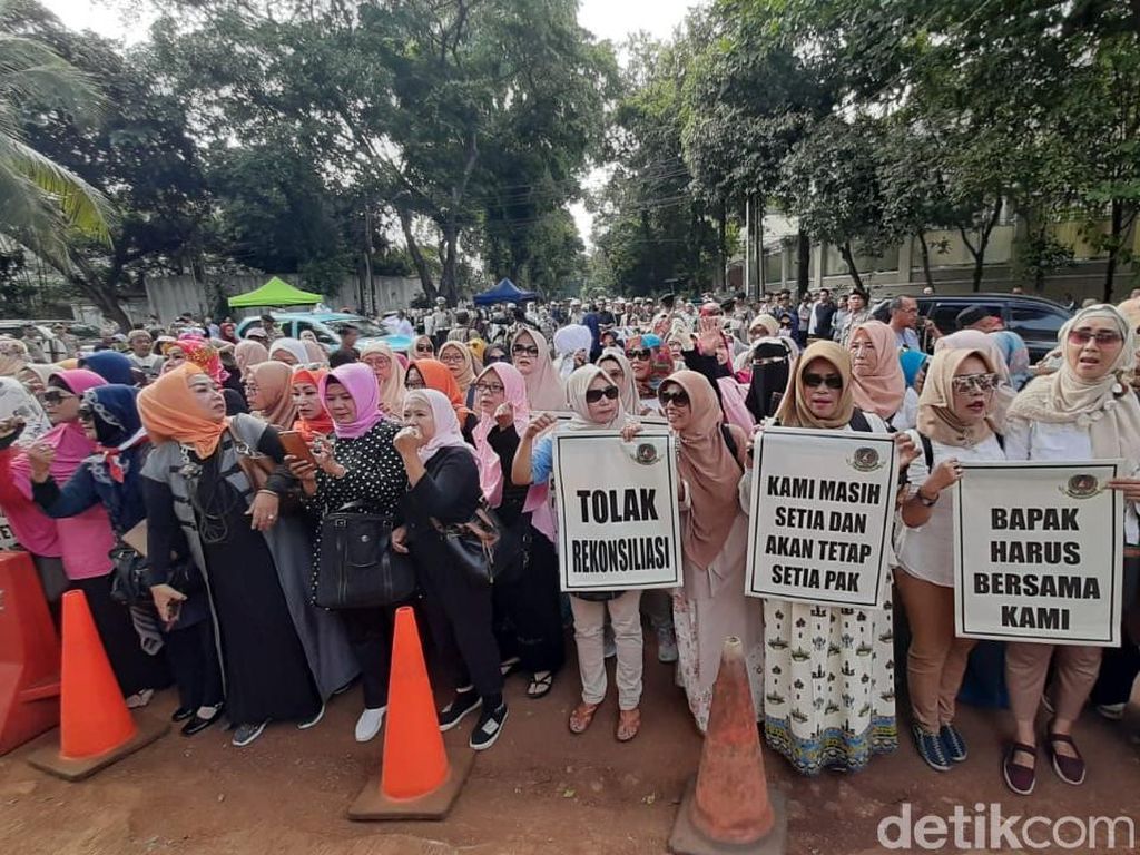 Suara Emak-emak Pro-Prabowo Tolak Rekonsiliasi Suara Emak-emak Pro-Prabowo Tolak Rekonsiliasi