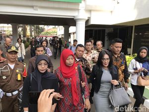 Baiq Nuril Temui Jaksa Agung Ajukan Penangguhan Eksekusi Baiq Nuril Temui Jaksa Agung Ajukan Penangguhan Eksekusi