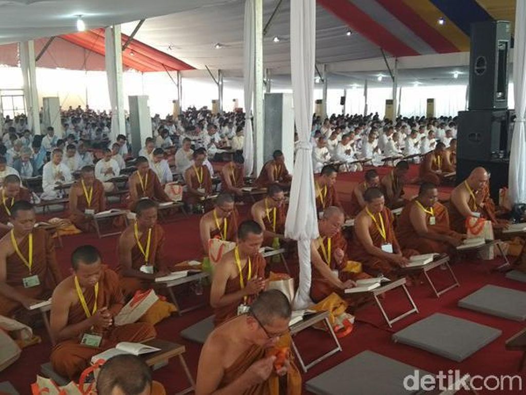 Umat Buddha Laksanakan Indonesia Tipitaka Chanting di Borobudur Umat Buddha Laksanakan Indonesia Tipitaka Chanting di Borobudur