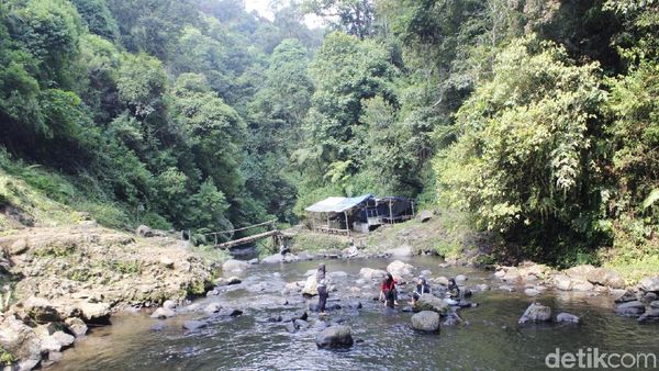 Foto: Basah-basahan di Curug Tilu Leuwi Opat Bandung
