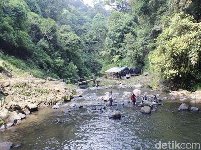 Foto: Basah-basahan di Curug Tilu Leuwi Opat Bandung