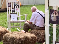 Bikin Haru! Kakek Ini Makan di Depan Kursi Kosong Berhias Foto Mendiang Istrinya