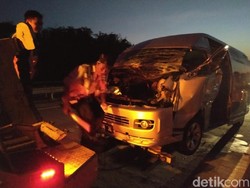 Minibus Asal Kalsel Tabrak Truk di Tol Jombang, 8 Orang Terluka
