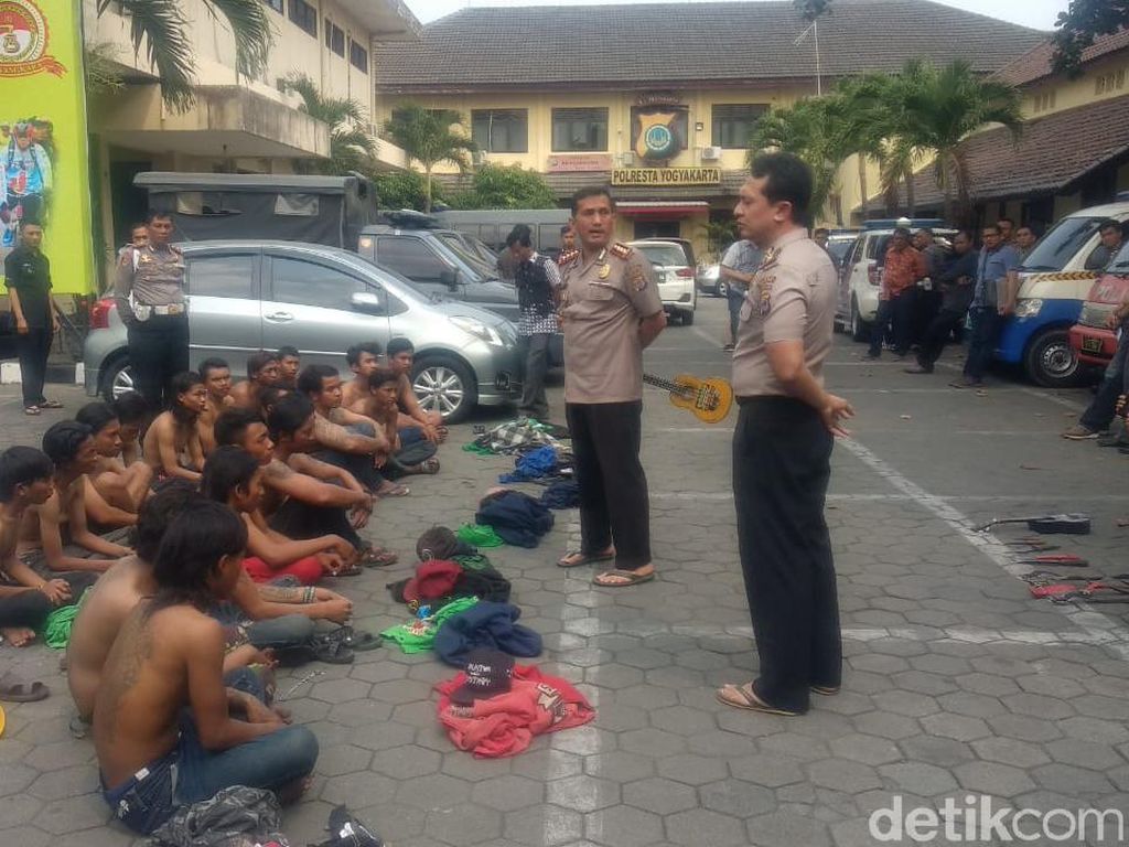 Bawa Senjata Tajam, Puluhan Bonek Diamankan Polisi di Yogya Bawa Senjata Tajam, Puluhan Bonek Diamankan Polisi di Yogya