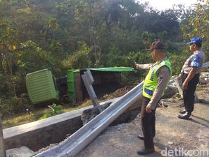 Truk Pengangkut Pasir Masuk Jurang di Jalur Ponorogo-Trenggalek