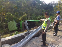 Truk Pengangkut Pasir Masuk Jurang di Jalur Ponorogo-Trenggalek