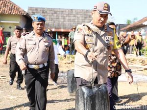Kekeringan Landa Lima Desa di Tuban, Polisi Distribusi Air Bersih Kekeringan Landa Lima Desa di Tuban, Polisi Distribusi Air Bersih