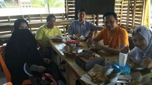 Panas Kasus ikan Asin Pengacara Farhat Abbas Punya Gaya Santai Saat Kulineran