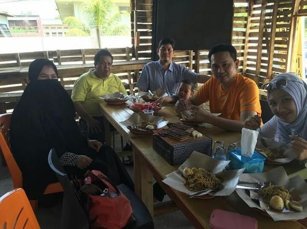 Panas Kasus ikan Asin Pengacara Farhat Abbas Punya Gaya Santai Saat Kulineran