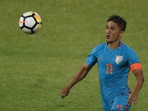 Salip Jumlah Gol Messi, Ini Reaksi Striker India Sunil Chhetri Salip Jumlah Gol Messi, Ini Reaksi Striker India Sunil Chhetri