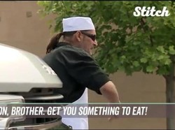 Inspiratif! Mantan Tunawisma Ini Bagi-bagi Makanan Gratis untuk Tunawisma