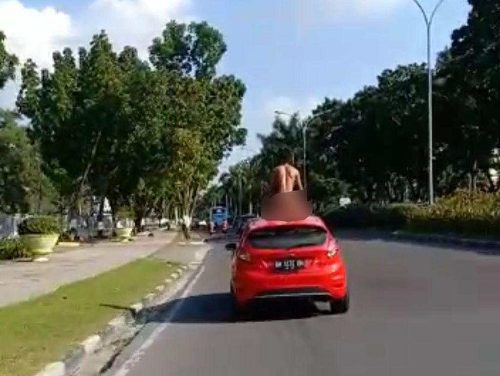 Pria Bertelanjang Bulat Bikin Heboh Warga Riau Pria Bertelanjang Bulat Bikin Heboh Warga Riau