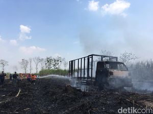 Kebakaran Lahan Tebu di Mojokerto, 1 Truk Hangus dan Sopirnya Terluka