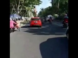 Viral Pria Telanjang Naik Kap Mobil, Begini Cerita di Baliknya