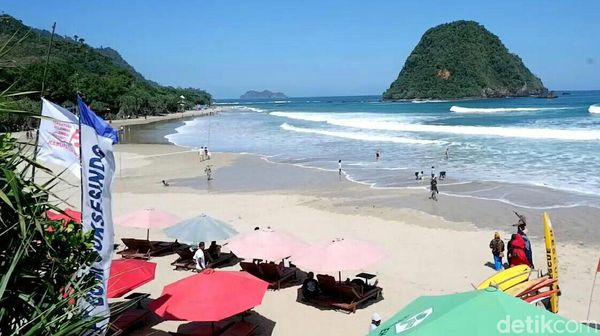 Foto: Ramainya Pantai Pulau Merah Saat Libur Sekolah