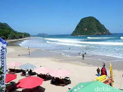 Foto: Ramainya Pantai Pulau Merah Saat Libur Sekolah
