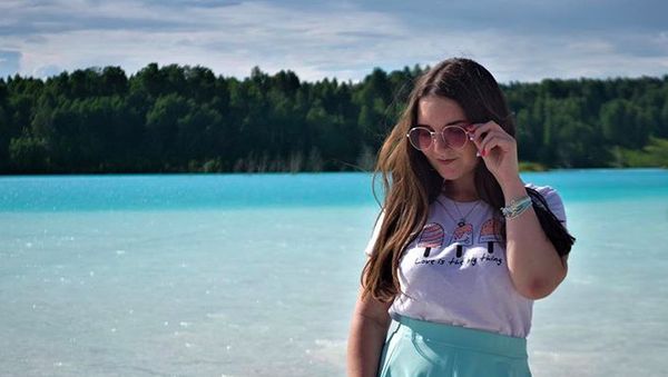 Ramai Bergaya di Danau Penuh Sampah Kimia