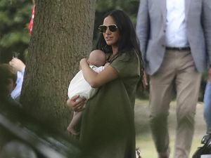 Foto: Gaya Meghan Markle Gendong Bayi yang Dicibir Netizen